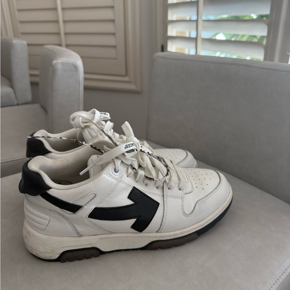 Off-White Men's White and Black Arrow Sneakers